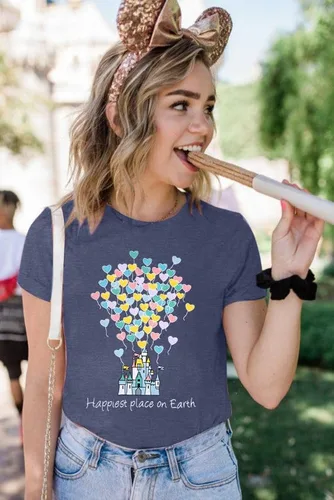 Vista 3 de Camisas mágicas para mujer, camisa Magic Kingdom, camiseta de manga corta con el lugar más feliz de la tierra, camiseta de vacaciones familiares