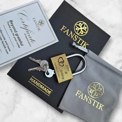 Vista 4 de FANSTIK Candado personalizado grabado (Hecho en EE. UU.) Aniversario, Candado de amor para puente, Boda, Candado personalizado grabado para tu amor
