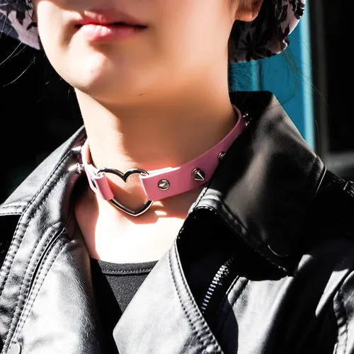Vista 4 de Manfnee Pulsera de cuero con tachuelas de espiga gargantilla punk gótico metal remache brazalete negro pulsera