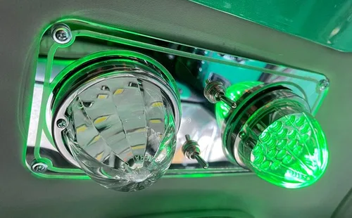 Vista 4 de Luces de Domo de Cabina Peterbilt de Estilo Marco Cuadrado con LED Neón y Acabado de Cromo Espejo de la Serie Florida's Finest Custom Peterbilt 389
