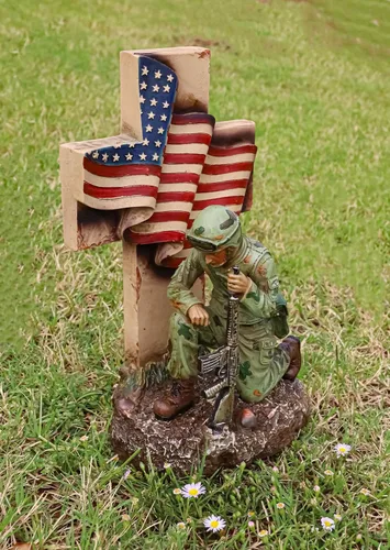 Vista 9 de Ebros Gift Battlefield War Hero Soldado con rifle arrodillado por cruz con bandera estadounidense, figura conmemorativa de 10 pulgadas de alto