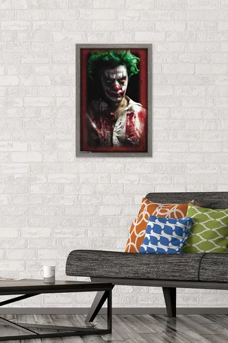 Vista 2 de Trends International Póster de pared de payaso psicópato, 14.725 x 22.375 pulgadas, versión enmarcada de madera de granero