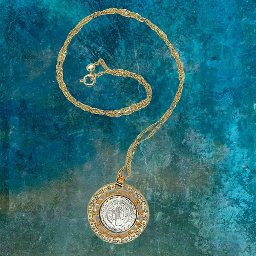 Vista 6 de El mundo cristiano de San Benito colgante con tono dorado y collar de recuerdo de medalla en tono plateado, vbn-fh-233