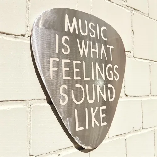 Vista 7 de Top Brass Arte de pared jumbo de metal con púa de guitarra de 16 pulgadas, cita "Music Is What Feelings Sound Like", decoración de pared de acero