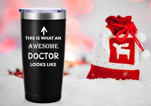 Vista 4 de Taza This Is What An Awesome Doctor Look. Doctor, regalos de graduación de la escuela de medicina. Aprecio, cumpleaños, regalos de Navidad