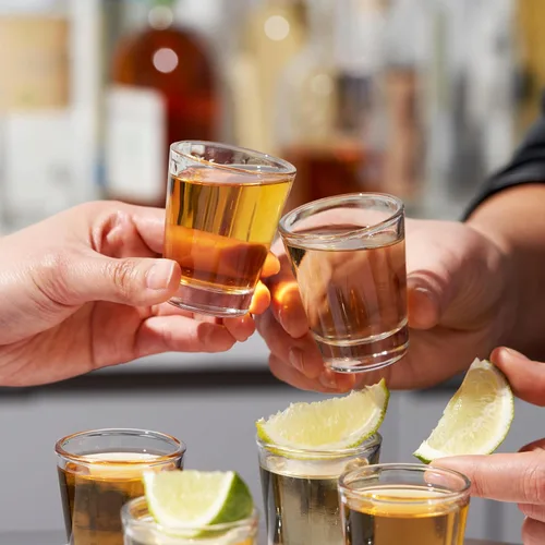Vista 5 de Vaso de Chupito Clásico Verdadero, Vasos de Chupito Lisos Perfectos para Tequila y Whisky, Vaso de Medida Reutilizable, Juego de 6, 1.5 oz
