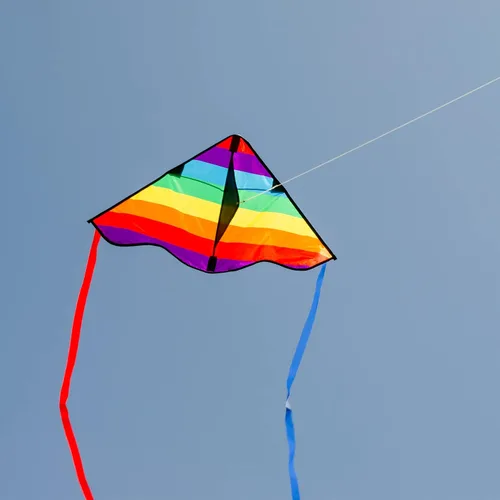 Vista 2 de In the Breeze Cometa Delta Rainbow Stripe, 30 pulgadas