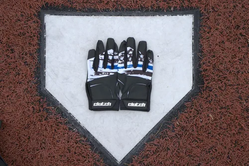 Vista 5 de Guantes Clutch Sports Apparel para batear en béisbol y sóftbol con bandera americana, buen agarre y ajuste de dedo, malla de alto rendimiento