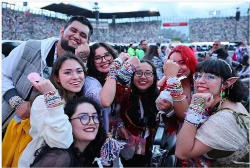 Vista 7 de Yiizetony Taylor Music - Juego de pulseras inspiradas en la música para Swifties, Eras Tour, traje de concierto Merch Swift llavero, pulseras