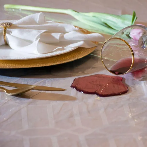 Vista 3 de Protector de mantel de plástico desechable extra grueso, funda de mesa transparente para fiestas, almuerzo, cena, picnic, 70 x 108 pulgadas, 2 mil.