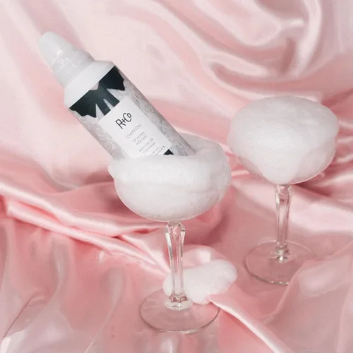 Vista 5 de R+Co Mousse de peinado CHIFFON: espuma ligera para el cabello, añade volumen y textura, todo tipo de cabello