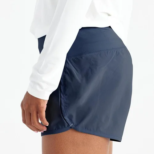 Vista 3 de Free Fly Pantalón corto con forro Breeze para mujer, absorbe la humedad, con protección solar UPF 50+ y forro de viscosa de bambú