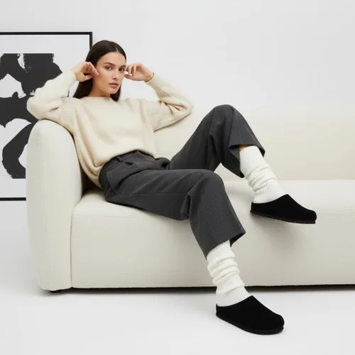 Vista 7 de CUSHIONAIRE Lute - Zuecos de piel de gamuza auténtica para mujer para interiores y exteriores, cómodos zuecos para mujer con plantilla acolchada