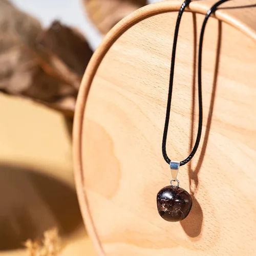 Vista 3 de AYANA Collar colgante de cristal curativo de piedra de granate Curación de cristal natural Piedra de pasión y creatividad Chakras de raíz y sacro