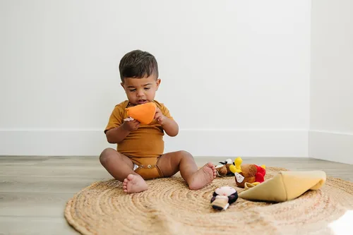 Vista 4 de Genius Baby Toys Mi primer juguete de Acción de Gracias con pavo de peluche, oso de peluche, pastel de calabaza, niña indígena nativa americana