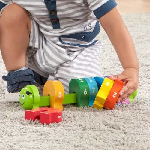 Vista 5 de Melissa & Doug Oruga para contar - Clásico juguete de madera con 10 segmentos de colores numerados