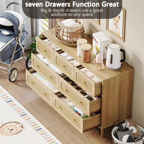 Vista 5 de SINROM® Cómoda de ratán para dormitorio, cómoda moderna de 7 cajones con asas doradas, cómoda de almacenamiento de madera para dormitorio, sala