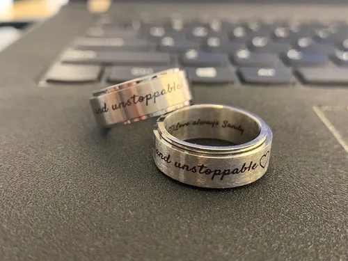 Vista 3 de Anillo de boda personalizado para hombre, anillos de promesa grabados, anillos de titanio negro de 0.157 in, 0.236 in, 0.315 in y 0.394 in