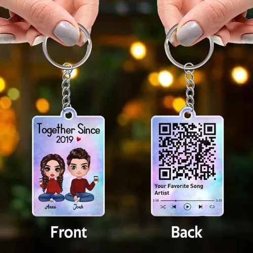 Vista 3 de NAZENTI Muñeca personalizada para pareja, con llavero acrílico sentado junto, canción de código QR favorita personalizada, regalo de pareja, llavero