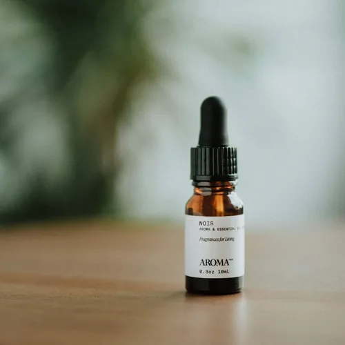 Vista 6 de Noir Aromatech Noir Aroma Aceite Esencial Mezcla: Aromaterapia Inspirada en Hotel para Difusores Ultrasónicos y Nebulizadores - 0.3 fl oz, 10 mL