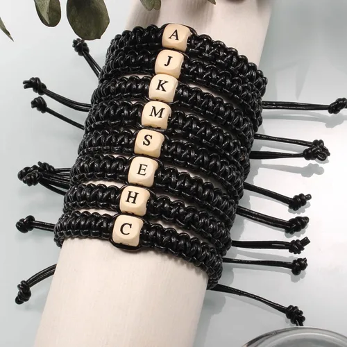 Vista 5 de Btysun Pulsera de cuero para hombre, pulseras con inicial A-Z para niño, papá, hermano, regalos de graduación para él, novio, marido, ajustable