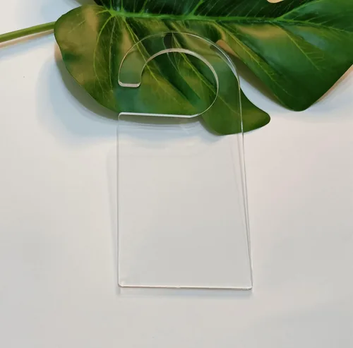 Vista 4 de 5 perchas acrílicas en blanco, colgador personalizado para niños, divisor de ropa acrílico liso para bricolaje, organizador de armario para niños