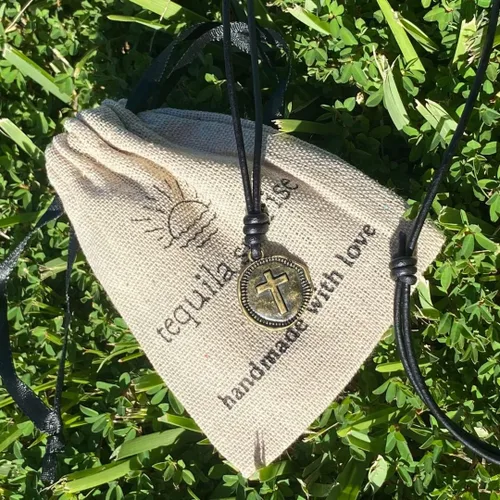 Vista 4 de Collar de Cruz de Cuero para Hombres - Moneda de Cruz para Hombre, Colgante Religioso, Collares de Medallón, Regalo de Navidad, Colgante Católico