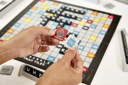 Vista 3 de Mattel Games HLM17 Scrabble Traps Danger (versión alemana), juego de mesa de crucigramas, juego familiar para adultos y niños a partir de 10 años