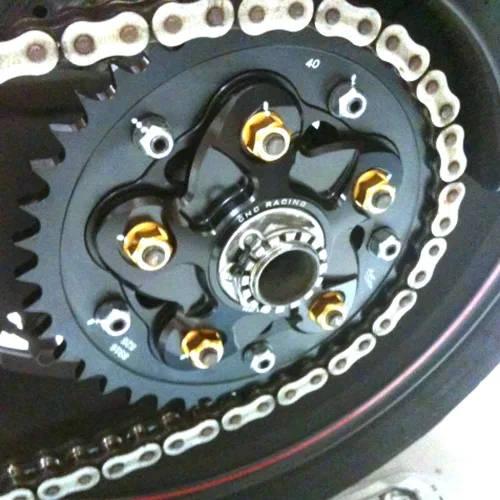 Vista 6 de KETABAO Tuercas de piñón de rueda trasera doradas compatibles con YZF R1 98-13 R6 03-15 XJ6 S Diversion FZ1 Fazer MT-09 13-18 16 17