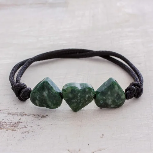 Vista 6 de NOVICA Pulsera con colgante de jade hecha a mano artesanal Corazón en verde de algodón de Guatemala [6 in min L x 10 in max L 0.118 in W Colgante(s)