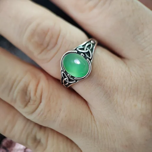 Vista 4 de Anillo vikingo de piedra natural ovalada con nudo celta, plata de ley S925 retro, anillo de cristal gótico punk para mujer