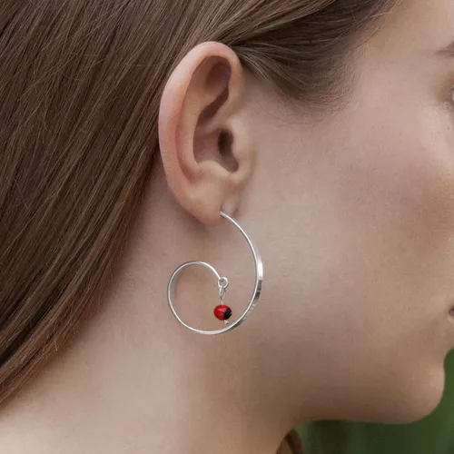 Vista 4 de Arracadas curvadas de plata de ley 925 con pendientes de semilla de Huayruro rojo y negro, aros peruanos en forma de G «Good Fortune», acabado