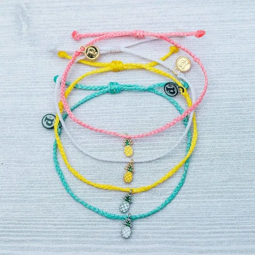Vista 5 de Pura Vida Pulsera con dije esmaltado de piña plateada u oro, banda ajustable, 100% impermeable