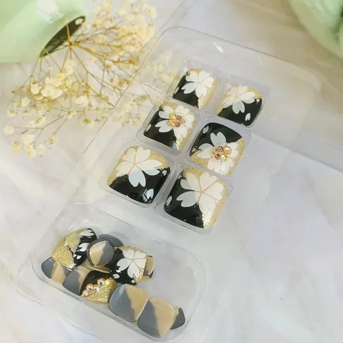 Vista 5 de Uñas postizas acrílicas artificiales negras para los dedos de los pies, ataúd a presión con diseños de flores blancas, uñas postizas reutilizables