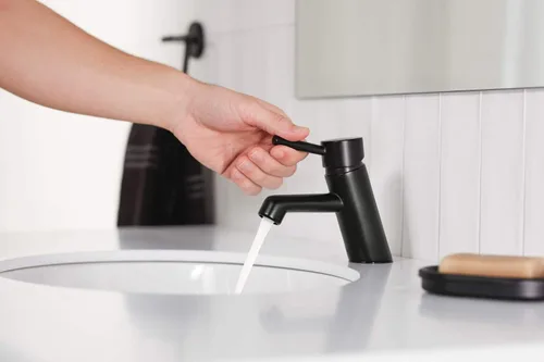 Vista 3 de Peerless P1547LF-BL Precept - Agujero único, flujo de agua de 1.0 GPM, negro mate Mate negro