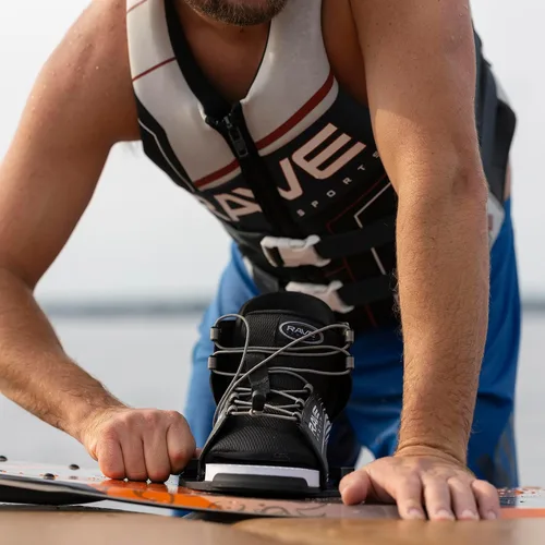 Vista 5 de RAVE Sports Paquete de wakeboard y fijaciones de estilo libre con botas Striker