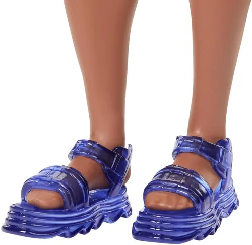 Vista 4 de Muñeco Barbie Fashionistas Ken #220 con audífonos detrás de la oreja y cuerpo ancho usando una camisa de patrón naranja removible, pantalones cortos