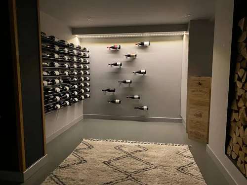 Vista 6 de VintageView Evolution Wine Wall 30 3C - Estante moderno para vino (54 botellas, negro mate/bronce dorado)