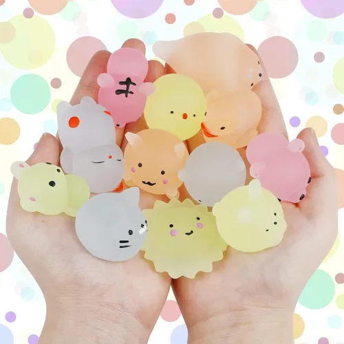 Vista 2 de Outee 16 piezas de juguetes Mochi Mini Mochi animales juguetes que brillan en la oscuridad, juguetes para aliviar el estrés, juguetes a granel, gato