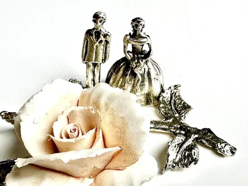 Vista 4 de Wedding Couple Figurine With Capodimonte Porcelain Roses From ITALY by VIA VENETO