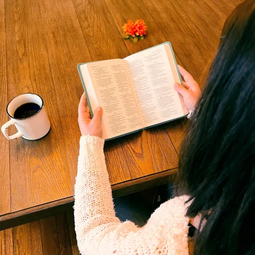 Vista 4 de Biblia NIV personalizada: Crea tu propio diseño grabado personalizado con un diseñador, Biblia Sagrada NIV Value Thinline Azul Nueva Versión
