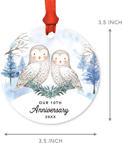 Vista 4 de Andaz Press Adorno redondo de recuerdo de Navidad, nuestro 10 aniversario 2025, búhos de nieve de invierno en acuarela, 1 paquete, incluye cinta