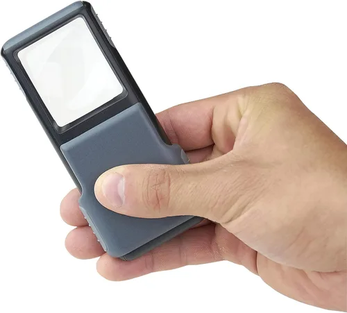 Vista 4 de Carson Lupa Asférica Deslizante MiniBrite con Luz LED 5x con Funda Protectora - Juego de 4 (PO-55MU), Gris Lupa de mano con lente asférica