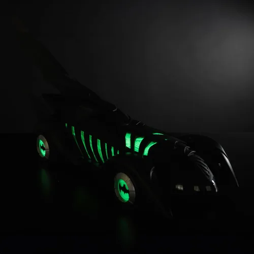 Vista 2 de McFarlane Toys - DC Multiverse Batmobile (Batman Forever) Vehículo de Etiqueta Dorada que Brilla en la Oscuridad