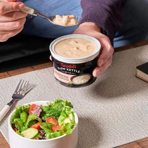 Vista 4 de Sopa de papa horneada estilo Slow Kettle de Campbell's con tocino ahumado sin curar de Applewood, 15.5 onzas, en recipiente para microondas