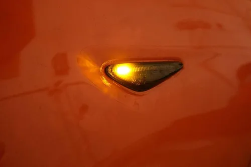 Vista 4 de iJDMTOY Kit de Luces LED Marcadoras Laterales Frontales Secuenciales Dinámicas de Parpadeo/Flujo Ámbar con Lente Ahumada Compatible con Mazda MX-5