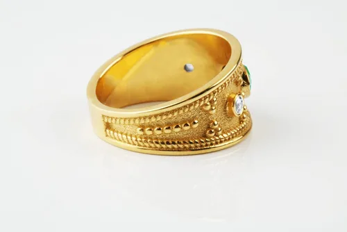 Vista 5 de Anillo bizantino de esmeralda CZ de oro, banda etrusca esmeralda hecha a mano