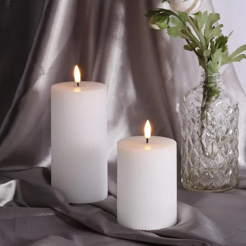 Vista 3 de Velas de pilar sin llama acanaladas blancas con control remoto, velas LED parpadeantes de cera que funcionan con pilas, juego de 2