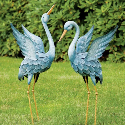 Vista 2 de Bits and Pieces - Juego de escultura de metal de garza azul japonesa - Dos grúas de pie perfectas para la decoración del jardín - Arte de jardín