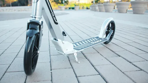 Vista 3 de Razor A5 DLX Patinete para niños de 8 años en adelante - Ruedas de uretano de 8", plegable, manubrio anti-traqueteo, para ciclistas de hasta 220 lbs